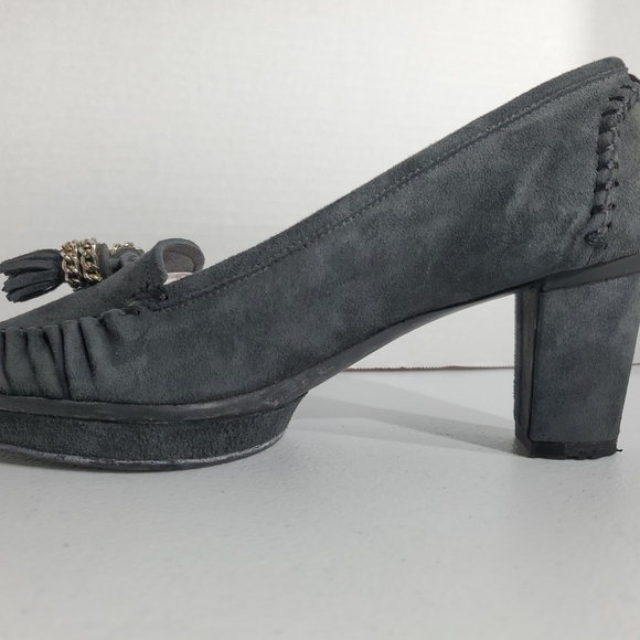 Stuart Weitzman Sz 7 Dark Gray/Black Suede Chunk Heels With Tasseld